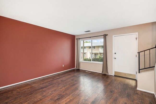 Building Photo - Spacious 2 bedroom home in the heart of Ha...
