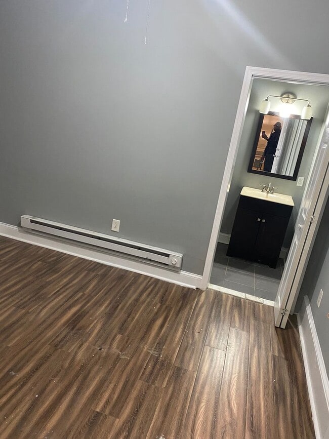 Building Photo - ? Available 11/1 – Renovated 4-Bedroom Hom...