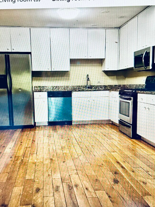 Generous size kitchen - 921 W Lawrence Ave