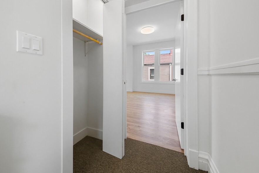 Building Photo - 1921 W Summerdale Ave