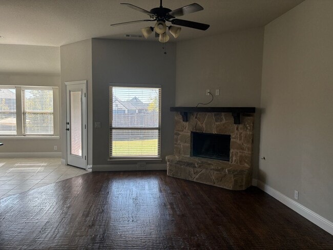 Building Photo - Beautiful 3/2/2 Minutes from Sherman's Town Center!