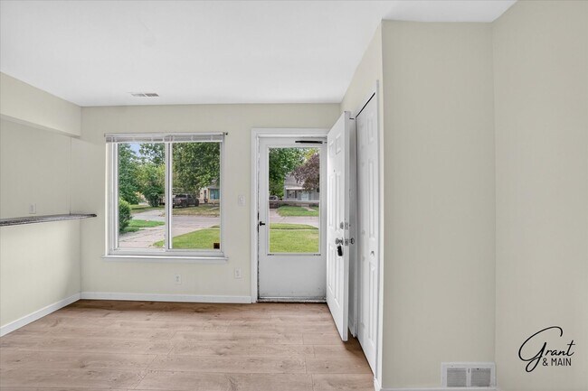 Building Photo - $1600 3 bedroom ranch