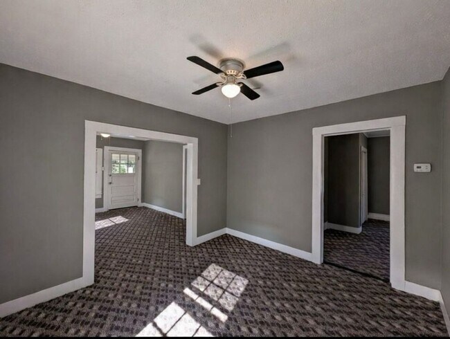 Building Photo - Sweet 2/1 Home in Marianna