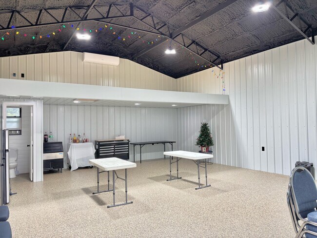 Building Photo - 2121 Oakstream Ave