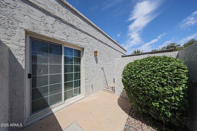 Building Photo - 601 E Forest Hills Dr