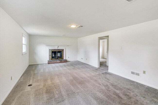 Building Photo - Fantastic in Frederick! Spacious 4 level Split -- 4 beds + 1 Full and 2 half baths