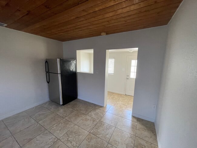 Building Photo - 1008 3rd St