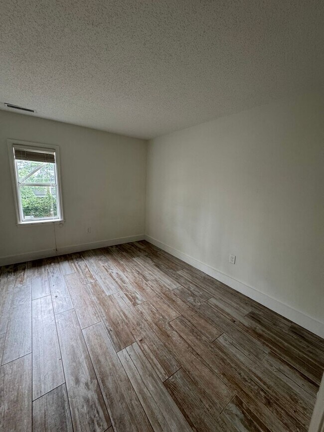 Building Photo - Large One Bedroom Across from the Beach in...