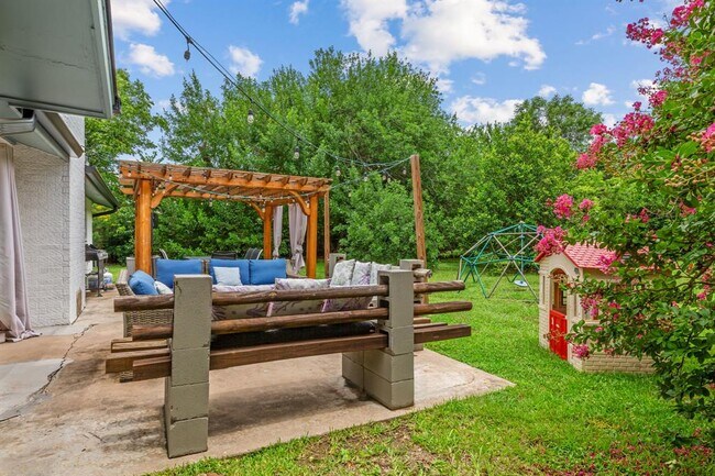 Building Photo - 201 Fairlane Dr