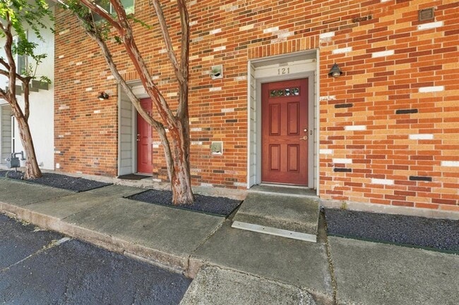 Building Photo - 2122 Hancock Dr