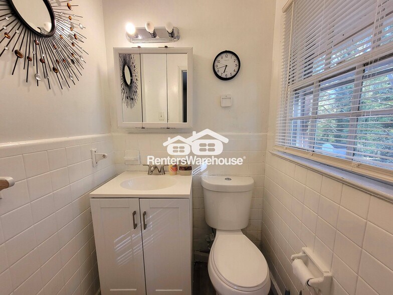 Building Photo - 3566 Highwood Dr SW