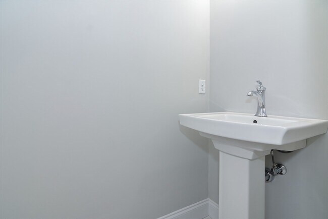 Building Photo - 76 Pouts Ln