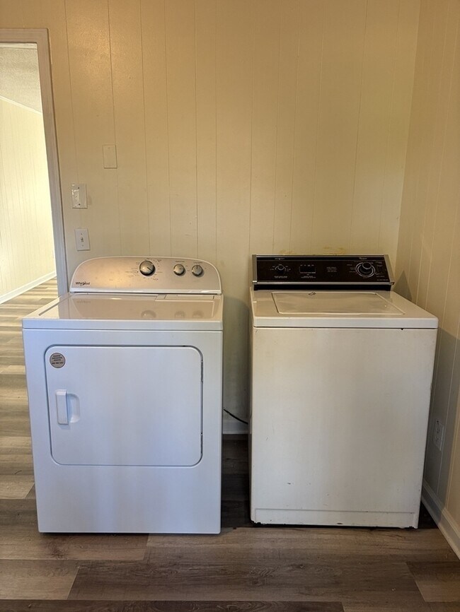 Building Photo - 2 Bedroom 2 Bathroom