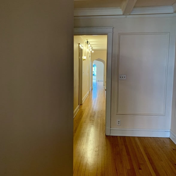 Building Photo - 5859 N Kenmore Ave