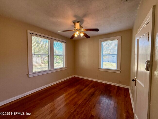 Building Photo - 625 Meteor St