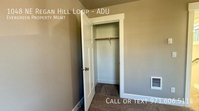 Building Photo - 1048 NE Regan Hill Loop