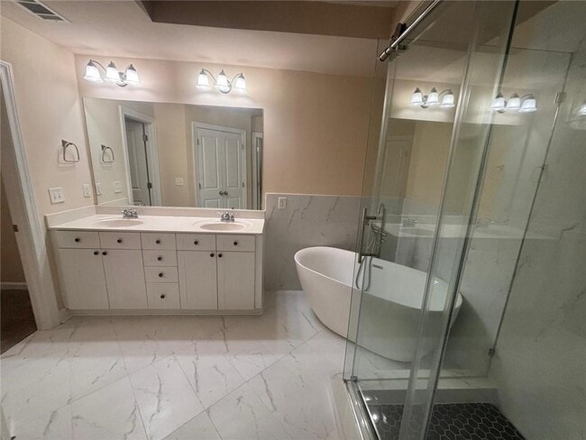 Building Photo - 4846 Lamoyne Ln