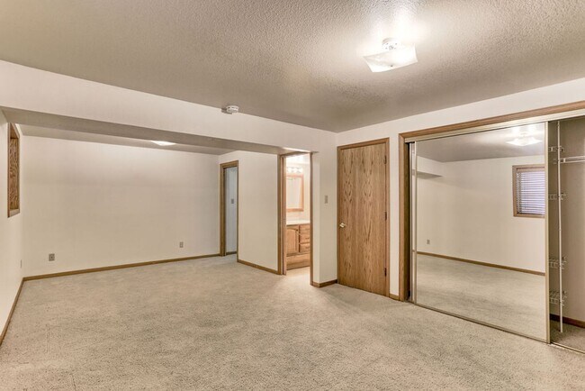 Building Photo - Charming West Fort Collins Rental!