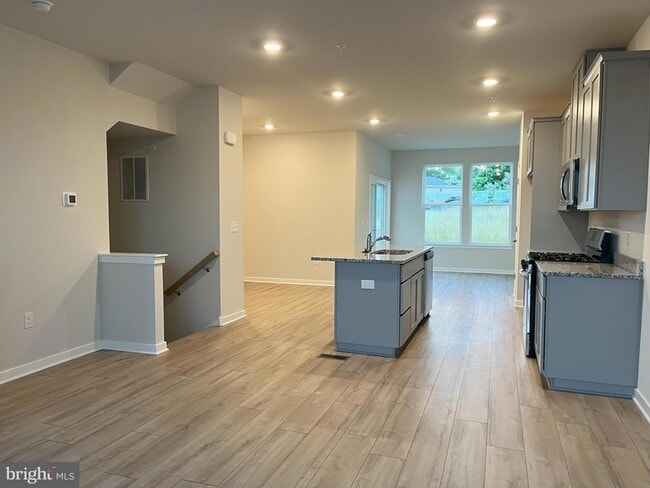 Building Photo - 7620 Clayton Ave