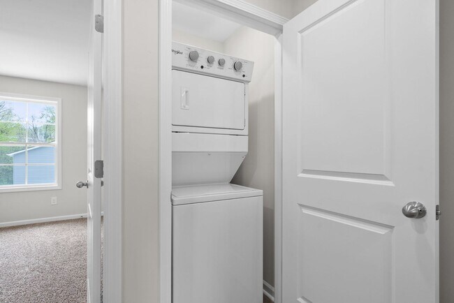 Building Photo - Close to downtown Clarksville! 2 Bed/2.5 Bath townhouse!