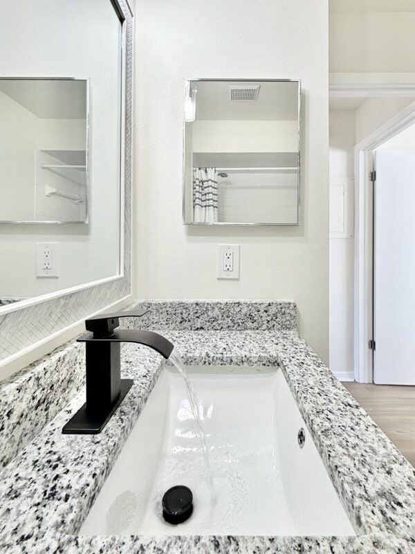 Building Photo - 5212 Peach Ave