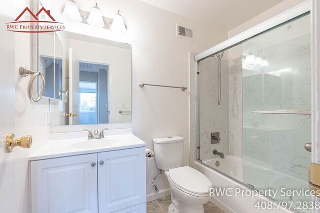 Building Photo - 1050 Oaktree Dr