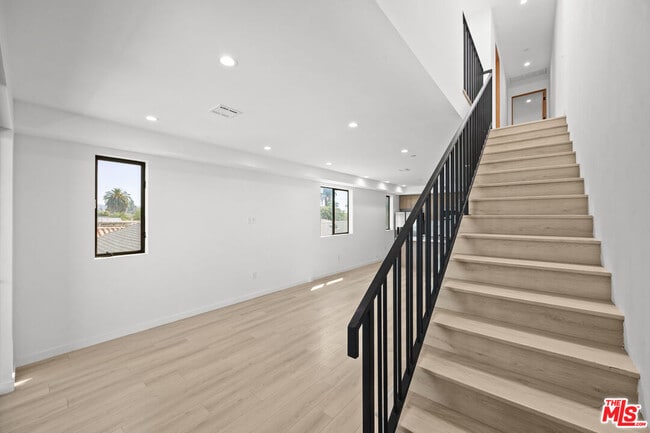 Building Photo - 2123 Cloverdale Ave
