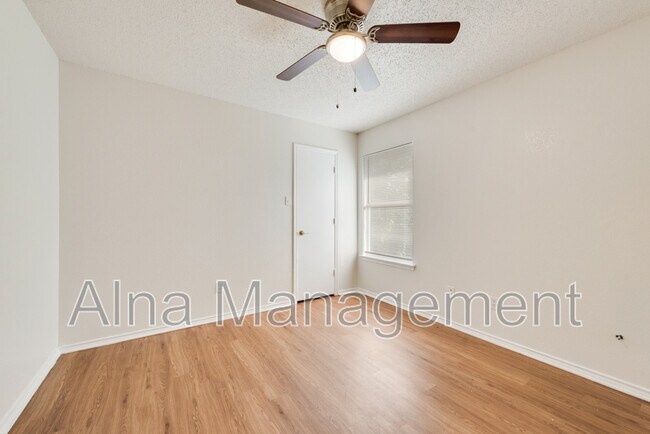 Building Photo - 1405 Gainsborough Way