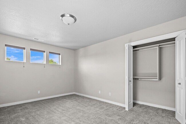 Building Photo - Discover this charming 4-bedroom, 2.5-bath...