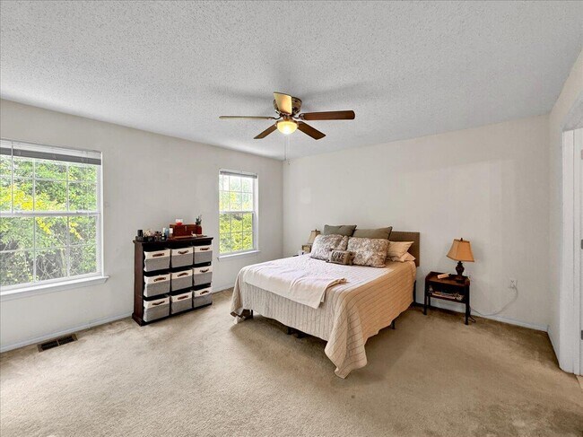 Building Photo - 994 Scenic Oak Ln