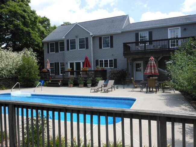 Building Photo - 5 Allyn Ln