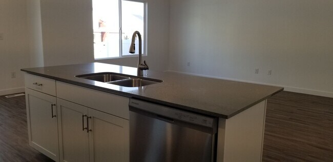 Building Photo - 3 Bedroom Town Home in Herriman Available ...