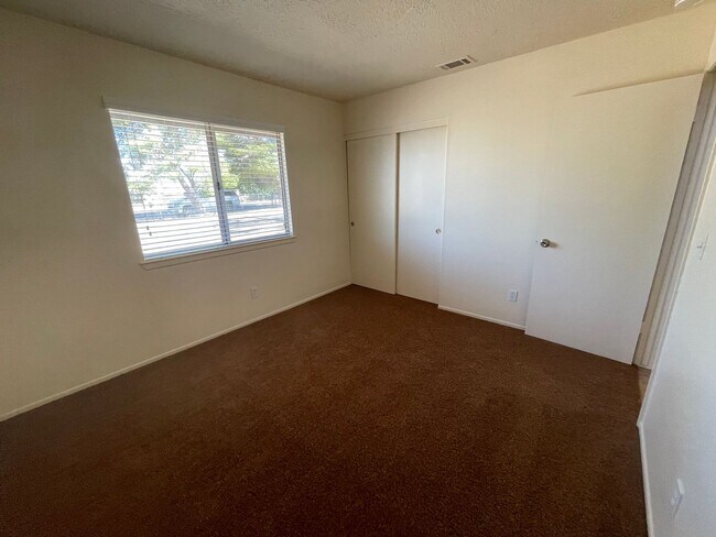 Building Photo - Hesperia-Refurbished- 3 Bedrooms, 2 Bathro...