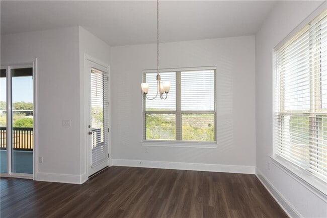 Building Photo - 3300 Scenic Valley Dr