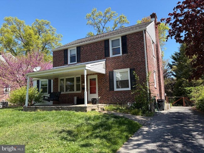 Building Photo - 2515 Woodleigh Rd
