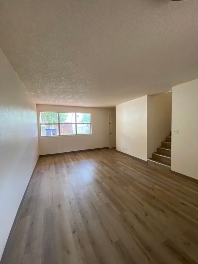 Building Photo - Renovated 4 Bedroom, 1.5 Bath Townhome