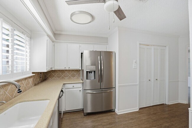 Building Photo - Amazing in Arlington