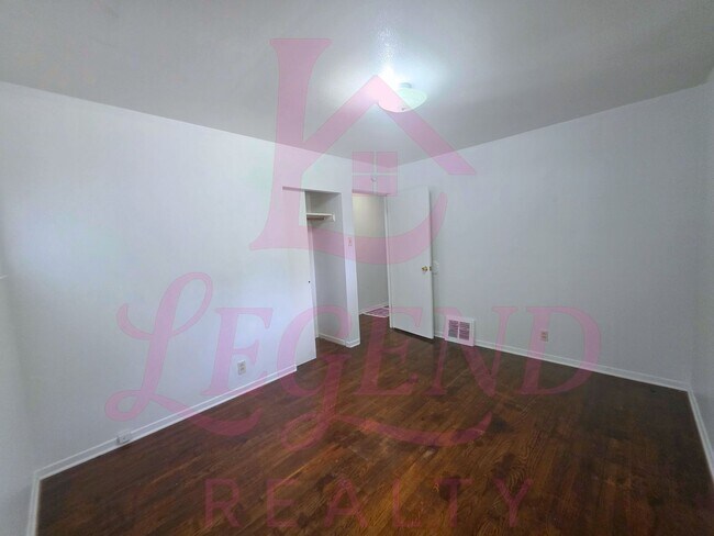 Building Photo - 3 Bedrooms | 1 Bathroom | Hardwood Floors | Bright Living/Dining Area | Galley Kitchen | Unfinish...
