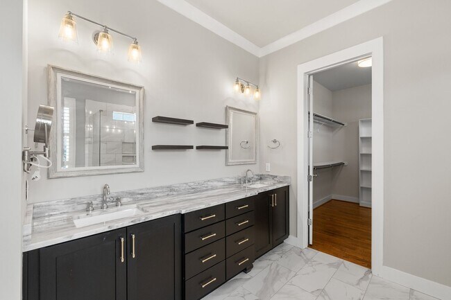 Building Photo - **Luxury 4/4 with Fenced in Yard**