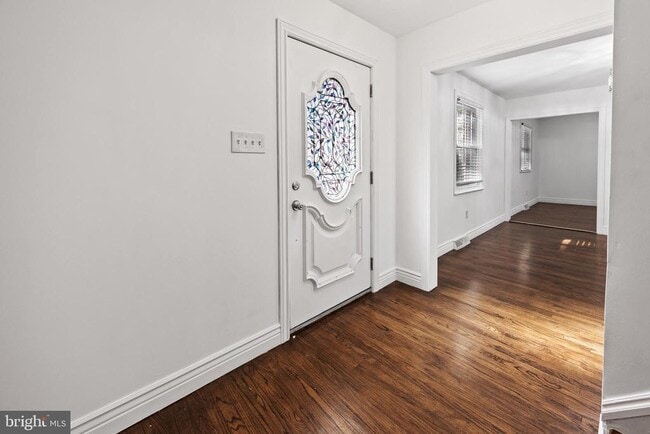 Building Photo - 24 Maple Ave