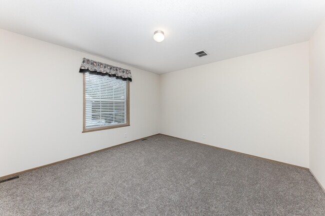 Building Photo - 395 Elder St