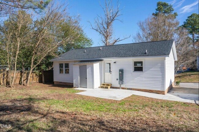 Building Photo - 2204 Emerson Pl