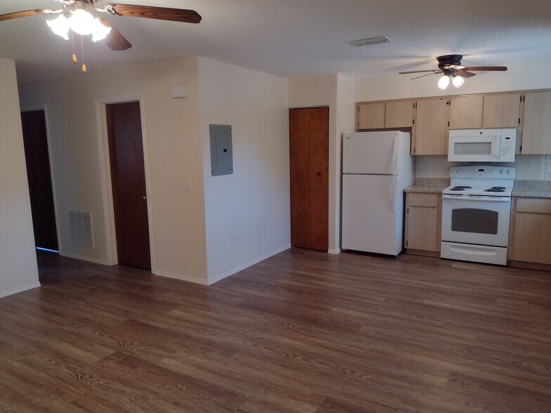 Primary Photo - 7420 Pond Cir