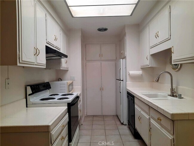 Building Photo - 2233 Via Puerta