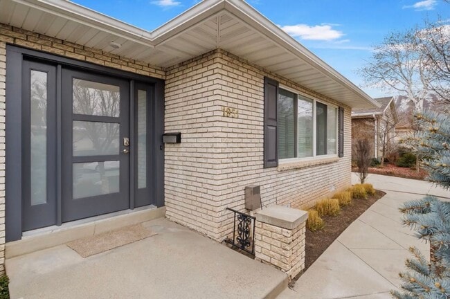 Building Photo - Spacious home for rent -  2.2 miles from t...