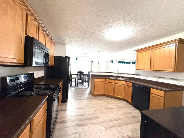 Building Photo - 2467 Middle View Dr