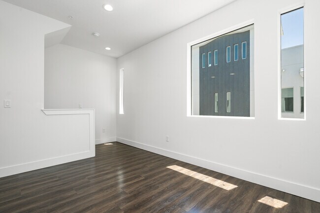 Building Photo - 869 6th Ave S