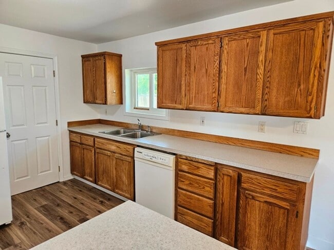 Building Photo - 3Bd/2Ba Single Story Home-For viewing!