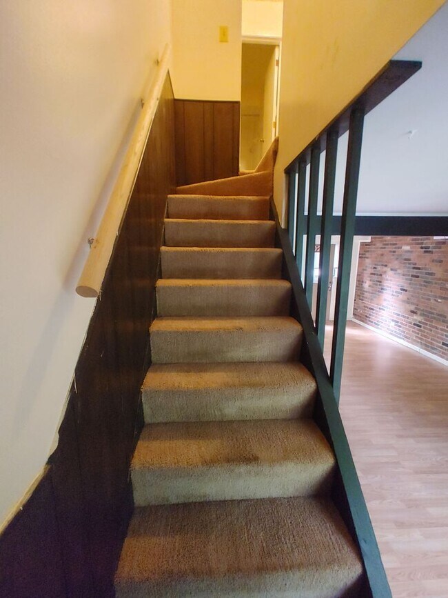 Building Photo - $1,200 - 2 Bed/1 Bath Private area near the Oval