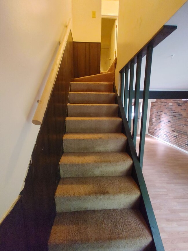 Building Photo - 2 Bed/1 Bath Townhouse